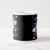 リラの花、黒背景 ジャンボコーヒーマグカップ (正面)