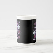 リラの花、黒背景 ボーンチャイナマグカップ (正面)