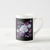 リラの花、黒背景 ボーンチャイナマグカップ (右)