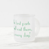 リラックを探す – 大胆に、毎日 フロストグラスマグカップ (正面右)