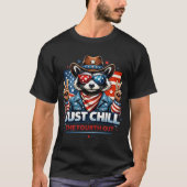 リラックスしたアライグマの夏デザイン 第4のユーモア Tシャツ (正面)