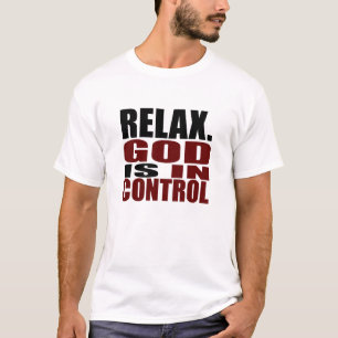リラックスして下さい。 神は制御クリスチャンの服装にあります Tシャツ