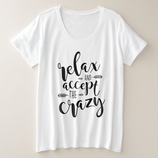 リラックスを受け入れる熱狂する | おもしろい引用文 プラスサイズTシャツ (デザイン正面)