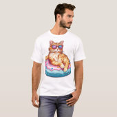 リラックスネコの夏の気分 – プールサイドの面白い子猫.png tシャツ (正面フル)