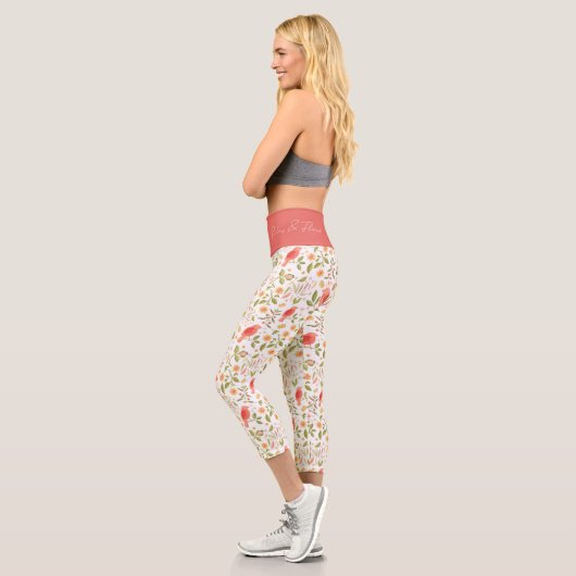 リラックス＆フロー – ボタニカル バーズ コーラルとグリーン カプリレギンス (左)