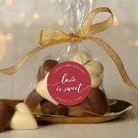 リラックスScript Love is Sweet Editable Color 結婚's ラウンドシール<br><div class="desc">結婚式の引き出物のシール「愛は甘い」という言葉が書き込まれリラックスた。背景の色を白に変えたキュラッシブな台本にクリックもカスタマイズ、アクセスも可能。プレースホルダーの置き換えによってカスタマイズ文字。フォントとサイズ/カラーの変更など、その他のオプションについては、/contract curveまたは文字の間隔クリックの「カスタマイズ」ボタンを展開する。*ズームプレビューに表示されるZazzle透かしは、最終印刷製品には表示されないことに注意。©ローズウッド、柑橘類</div>