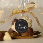 リラックスScript Love is Sweet Editable Color 結婚's ラウンドシール<br><div class="desc">結婚式の引き出物のシール「愛は甘い」という言葉が書き込まれリラックスた。背景の色を白に変えたキュラッシブな台本にクリックもカスタマイズ、アクセスも可能。プレースホルダーの置き換えによってカスタマイズ文字。フォントとサイズ/カラーの変更など、その他のオプションについては、/contract curveまたは文字の間隔クリックの「カスタマイズ」ボタンを展開する。*ズームプレビューに表示されるZazzle透かしは、最終印刷製品には表示されないことに注意。©ローズウッド、柑橘類</div>