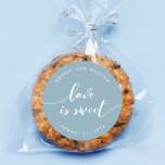 リラックスScript Love is Sweet Editable Color 結婚's ラウンドシール<br><div class="desc">結婚式の引き出物のシール「愛は甘い」という言葉が書き込まれリラックスた。背景の色を白に変えたキュラッシブな台本にクリックもカスタマイズ、アクセスも可能。プレースホルダーの置き換えによってカスタマイズ文字。フォントとサイズ/カラーの変更など、その他のオプションについては、/contract curveまたは文字の間隔クリックの「カスタマイズ」ボタンを展開する。*ズームプレビューに表示されるZazzle透かしは、最終印刷製品には表示されないことに注意。©ローズウッド、柑橘類</div>