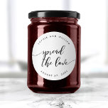 リラックスScript Spread the Love結婚式の引き出物 ラウンドシール<br><div class="desc">白結婚い背景に黒でキュロリラックススドの台本に「愛を広げる」と書かれたのステッカー。プレースホルダーの置き換えによってカスタマイズ文字。フォントとサイズ/カラーの変更など、その他のオプションについては、/contract curveまたは文字の間隔クリックの「カスタマイズ」ボタンを展開する。*ズームプレビューに表示されるZazzle透かしは、最終印刷製品には表示されないことに注意。©ローズウッド、柑橘類</div>