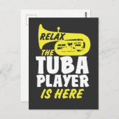 リラックスThe Tuba Player Is Here - おもしろいミュージシャン ポストカード (正面/裏面)