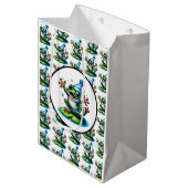 リリーおもしろいパッド上の踊りカエル誕生日 ミディアムペーパーバッグ (正面アングル)
