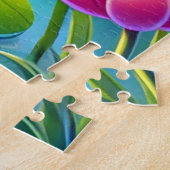 リリーの池に座る愛らしいマンガのカエル ジグソーパズル (側面)