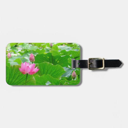 リリーパッドの間の背の高いピンクのスイレン ラゲッジタグ (正面横)