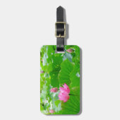 リリーパッドの間の背の高いピンクのスイレン ラゲッジタグ (正面縦)