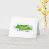 リリーパッド誕生日のグリーンカエル カード (黄色い花)