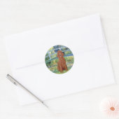 リリーポンドブリッジ – ダークレッド標準プードル#1 ラウンドシール (封筒)