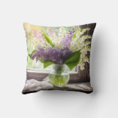 リリー・オブ・ザ・バレーと薄紫の花束を窓から クッション (裏面)