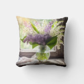 リリー・オブ・ザ・バレーと薄紫の花束を窓から クッション (正面)