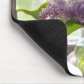 リリー・オブ・ザ・バレーと薄紫の花束を窓から マウスパッド (コーナー)