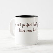リリー。人生は完璧ではないが、あなたのユリは可能である。 ツートーンマグカップ (正面左)