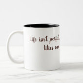 リリー。人生は完璧ではないが、あなたのユリは可能である。 ツートーンマグカップ (左)