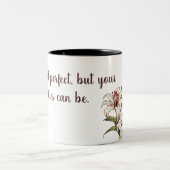 リリー。人生は完璧ではないが、あなたのユリは可能である。 ツートーンマグカップ (中央)