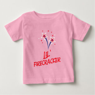 リル・ファイアクラッカー 7月4日 かわいい愛国心 ベビーTシャツ