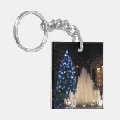リンカーンセンターのクリスマスツリー – keychain キーホルダー (正面左)