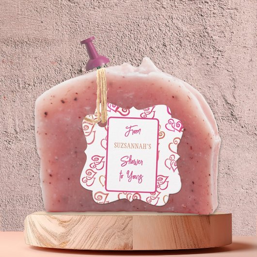 リンクされたオレンジ色のピンクのハートパターン(白パーティー上) フェイバータグ