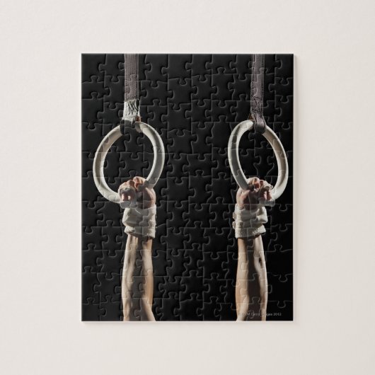 リングからスイングする体操選手2 ジグソーパズル (縦)