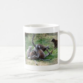 リングによって後につかれるlemur家族 コーヒーマグカップ