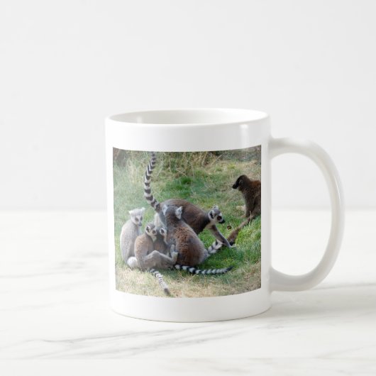 リングによって後につかれるlemur家族 コーヒーマグカップ (右)