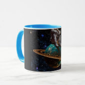 リングのある惑星の銀河に座る宇宙飛行士のデザインのコーヒーマグM マグカップ (正面左)