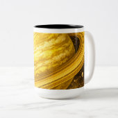 リングのある黄色い惑星 ツートーンマグカップ (正面右)