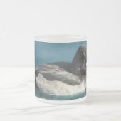 リングや輪のまわりにの首の黒と白のアヒルの写真をラップ フロストグラスマグカップ (中央)