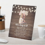 リングや輪を付ける女性のカーボーイブーツブライダルシャワーゲーム 台座サイン (インサイチュ)