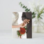 リングや輪を指に置く ポストカード (スタンド正面)