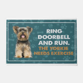 リングや輪ドアベルと走ヨークシャーテリアニーズエクササイズ ドアマット (正面)