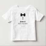 リングや輪ベアラブラックタイ結婚の幼いTシャツ トドラーTシャツ<br><div class="desc">これらのおもしろいTシャツはリングの担い手への贈り物や贈り結婚物として設計されている。Tシャツは白で、黒い蝶ネクタイと3つのボタンのイメージを備えている。文字読のリングや輪ベアラーは、彼の名前を入力する場所と結婚カップルの名前と日付結婚を持つ。の素晴らしスワッグ結婚バッグへの追加。</div>