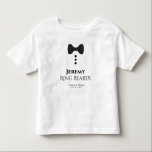 リングや輪持ちの黒結婚いネクタイの幼い子どもTシャツ トドラーTシャツ<br><div class="desc">このおもしろいtシャツは、指輪を持つ人のための贈り物や贈り物と結婚してデザインされています。Tシャツは白く、黒い蝶ネクタイと3つのボタンのイメージが特徴。文字読のリングや輪持参人で、夫婦の名前と日結婚付とともに、彼の名前を入れる場所結婚がある。素晴らしの結婚スワッグバッグ</div>