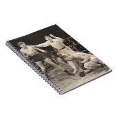 リングボクシングでボクサーを数えるレフェリー，ヴィンテージ ノートブック (右側)