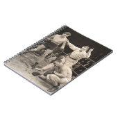 リングボクシングでボクサーを数えるレフェリー，ヴィンテージ ノートブック (左側)