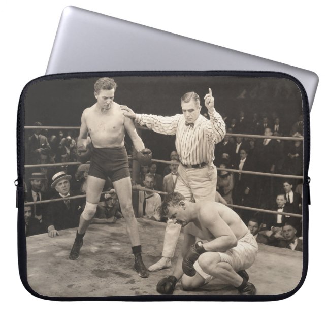 リングボクシングでボクサーを数えるレフェリー，ヴィンテージ ラップトップスリーブ (正面)