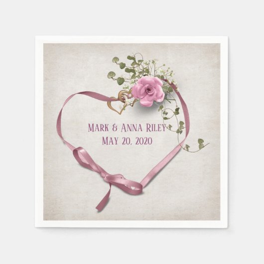 リング結婚とバラを持つピンクのリボンハート スタンダードカクテルナプキン (正面)
