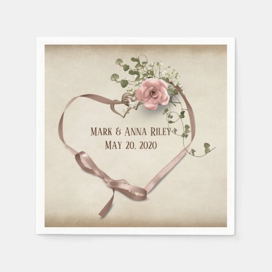 リング結婚とバラを持つリボンハート スタンダードカクテルナプキン (正面)