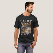 リンゴが好きでおかしい猫のミーム海賊版グラフィック Tシャツ (正面フル)