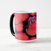 リンゴのボビングをするハロウィーンのヴァンパイア女王 モーフィングマグカップ (正面左)