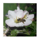 リンゴの花と蜂のマクロ写真 | セラミックタイル (正面)