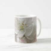 リンゴの花の白い写真 コーヒーマグカップ (正面右)