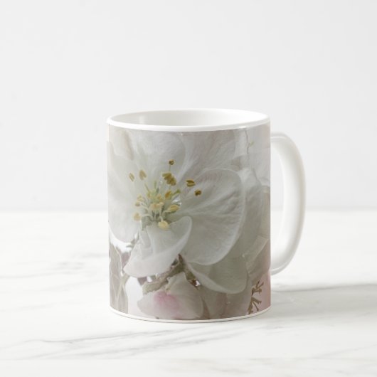 リンゴの花の白い写真 コーヒーマグカップ (正面右)